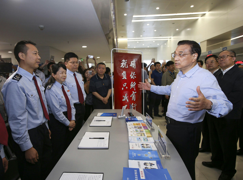 2016年5月23日,李克强考察湖北十堰市民服务中心,细询实施效果,并再次重申