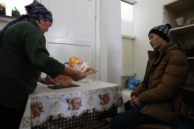 10月27日,吉尔吉斯斯坦当地居民在家中拿出一只“亚洲之星”农业产业合作区出品的肉鸡。