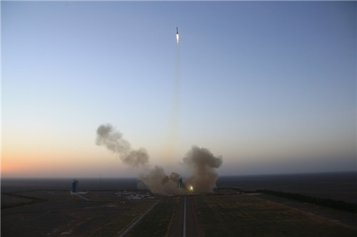 搭载着神舟十一号载人飞船的长征二号F遥十一运载火箭在酒泉卫星发射中心点火升空