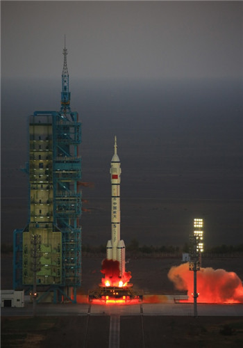 搭载着神舟十一号载人飞船的长征二号F遥十一运载火箭在酒泉卫星发射中心点火升空